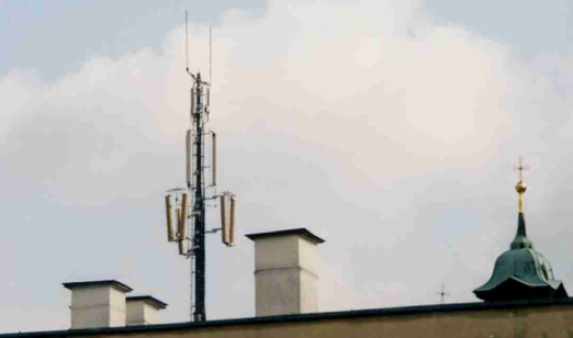 Mobilfunkmast auf Dach